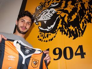 رانوكيا يعرض قميصه الجديد