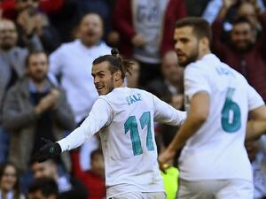 بايل (يسار) يحتفل بهدفٍ له خلال المباراة