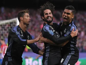 لاعبو ريال مدريد يحتفلون بهدف إيسكو (وسط)