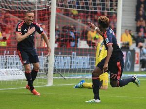 ريبيري (يسار) يهنىء آلابا بهدفه