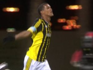 ريفاس يحتفل بهدفه الثاني