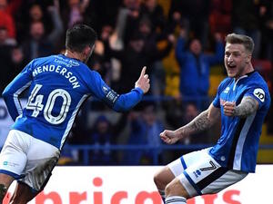 هندرسون (يسار) يحتفل بهدفه