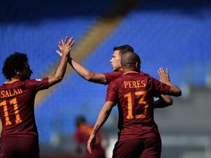 محمد صلاح (يسار) يهنىء دجيكو (وسط) بهدفه