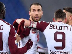 لاعبو تورينو يحتفلون بهدف دي سيلفيستري (وسط)