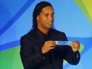 الأسطورة البرازيلية رونالدينيو خلال القرعة