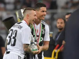 رونالدو والبديل فيديريكو بيرنارديسكي يرفعان كأس السوبر الإيطالي