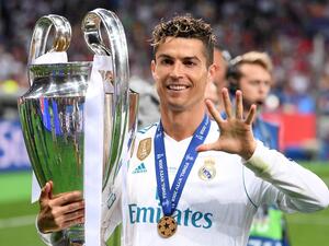 رونالدو يشير إلى فوزه بلقب دوري أبطال أوروبا 5 مرات