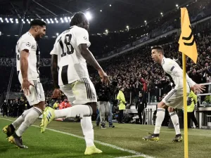 رونالدو (يمين) يحقق إنجازاً جديداً ويقصي أتلتيكو مدريد ومدربه دييغو سيميوني من دوري الأبطال