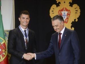الرئيس البرتغالي يصافح رونالدو