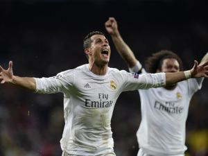 رونالدو يحتفل بالهدف الثالث