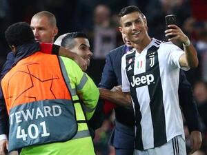 رونالدو يلتقط الصورة مع المشجع المانشستراوي