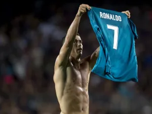حصل رونالدو على البطاقة الصفراء الأولى جراء خلع قميصه بعد تسجيله هدف ريال مدريد الثاني