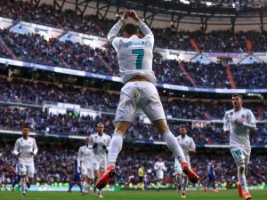 رونالدو يقود ريال مدريد لفوزٍ كاسح ويسجل رباعية
