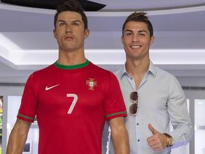 رونالدو ومجسم له من الشمع