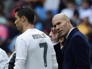 Real Madrid's Portuguese forward Cristiano Ronaldo (L) speaks with Real Madrid's French coach Zinedine Zidane during the Spanish league football match Real Madrid CF vs Valencia CF at the Santiago Bernabeu stadium in Madrid on May 8, 2016.
JAVIER SORIANO / AFP