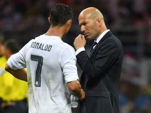 Real Madrid's Portuguese forward Cristiano Ronaldo (L) speaks with French coach Zinedine Zidane