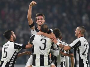 لاعبو يوفنتوس يحتفلون بهدف روغاني (وسط)