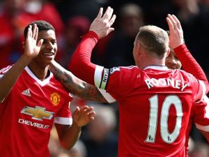 راشفورد (يسار) يحتفل بهدفه رفقة واين روني وممفيس ديباي