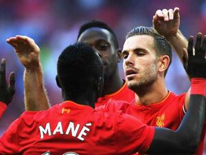 جوردان هندرسون (يمين) يهنىء زميله ماني بالهدف الأول