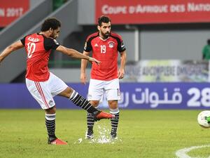 Egypt's forward Mohamed Salah (L) takes a free kick to score a goal during the 2017 Africa Cup of Nations group D football match between Egypt and Ghana in Port-Gentil on January 25, 2017.
Justin TALLIS / AFP