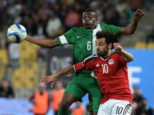 Egypt's Mohamed Saleh (R) and Nigeria's Stanley Amuzie jump for the ball during their African Cup of Nations group G qualification football match between Egypt and Nigeria at the Borg el-Arab Stadium in Alexandria on March 29, 2016.
KHALED DESOUKI / AFP