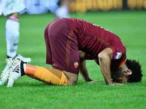 صلاح يسجد شكراً لله بعد هدفه