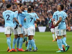 لاعبو سيتي يحتفلون بهدف ساني