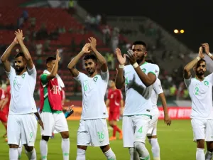 لاعبو السعودية يحتفلون بالفوز بعد نهاية المباراة