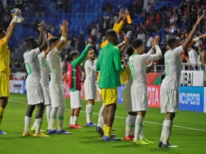 لاعبو السعودية يحييون الجماهير بعد ضمان التأهل