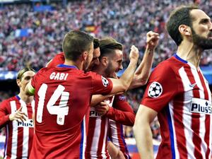 لاعبو أتلتيكو يحتفلون بهدف ساول