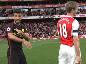 أغويرو (يسار) يشير إلى يده مؤكداً اعتراف مونريال (يمين) بلمس الكرة