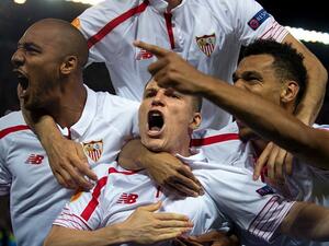 لاعبو إشبيلية يحتفلون بهدف غاميرو (وسط)