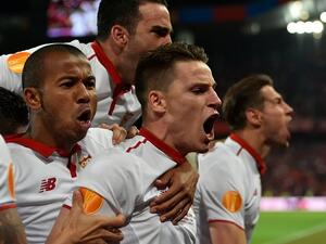 لاعبو إشبيلية يحتفلون بهدف غاميرو (وسط)