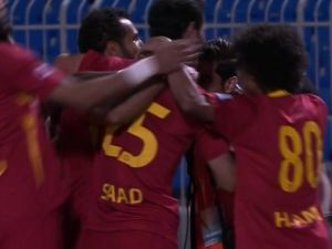 لاعبو القادسية يحتفلون بالهدف الثاني