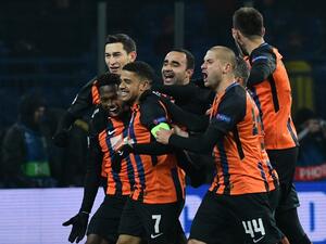 لاعبو شاختار يحتفلون بهدف فريد