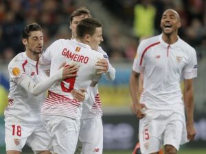 لاعبو إشبيلية يحتفلون بهدف غاميرو