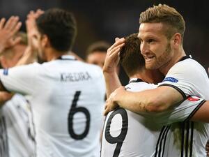 لاعبو ألمانيا وموستافي (يمين) يحتفلون بالهدف الأول