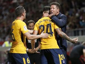 سيميوني يحتفل بهدف خيمينيز الذي أنقذ ماء وجه أتلتيكو مدريد