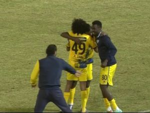 لاعبو التعاون يحتفلون بالهدف الثاني