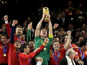 كاسياس يرفع كأس العالم