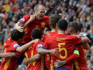 لاعبو منتخب إسبانيا يحتفلون بالهدف