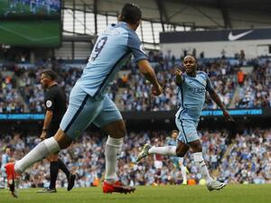 ستيرلينغ (يمين) ونوليتو يحتفلان بالهدف الأول