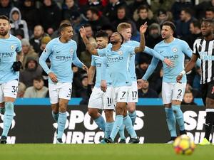 ستيرلينغ (وسط) يحتفل بهدفه