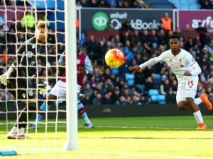 ستوريدج يسدد مسجلاً الهدف الأول