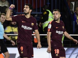 سواريز (يسار) يحتفل بهدفه