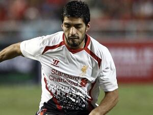 Suarez asks Liverpool fans to stay calm as squad battles for first title in 24 years