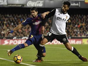 غاراي (يمين) ولويس سواريز من مواجهة فالنسيا وبرشلونة ضمن الدوري الإسباني في نوفمبر الماضي