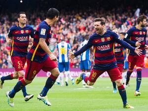 ميسي (يمين) وسواريز يحتفلان بالهدف الأول