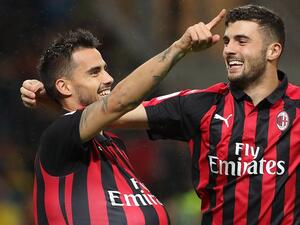 سوسو (يسار) يحتفل بهدفه مع باتريك كوتروني