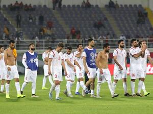 لاعبو سوريا يحييون الجماهير بعد نهاية المباراة